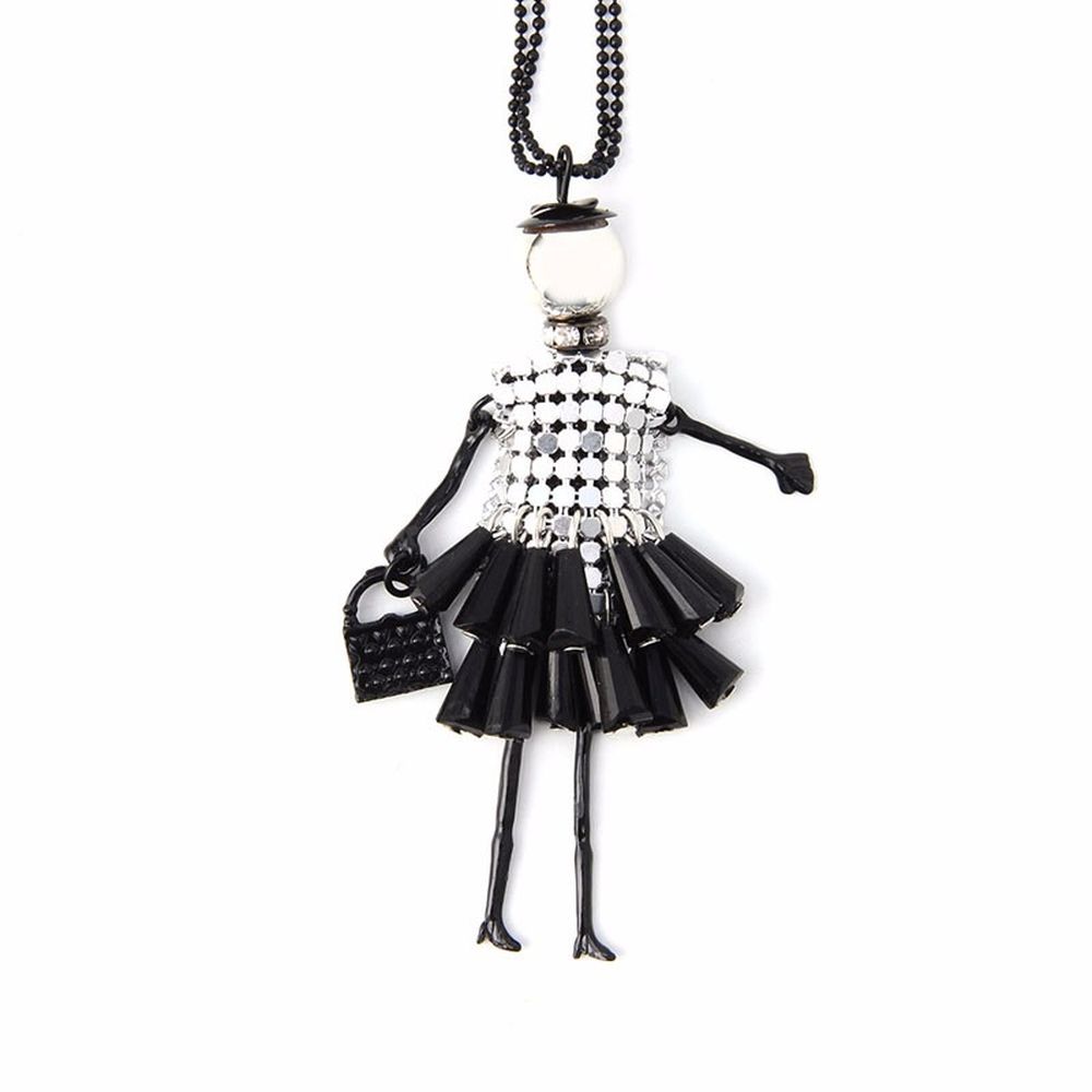 Anhänger putzige Puppe mit Handtasche und Hut - Kleid in Silber mit Halskette