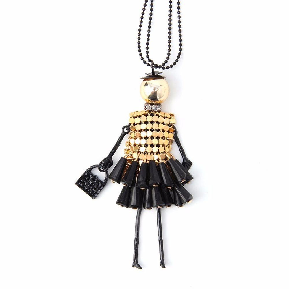 Anhänger putzige Puppe mit Handtasche und Hut - Kleid in Gold mit Halskette