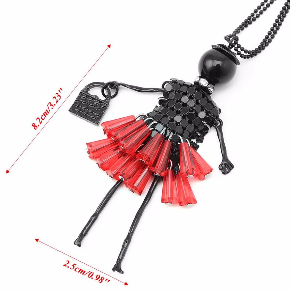 Anhänger putzige Puppe mit Handtasche und Hut - Kleid in Rot mit Halskette