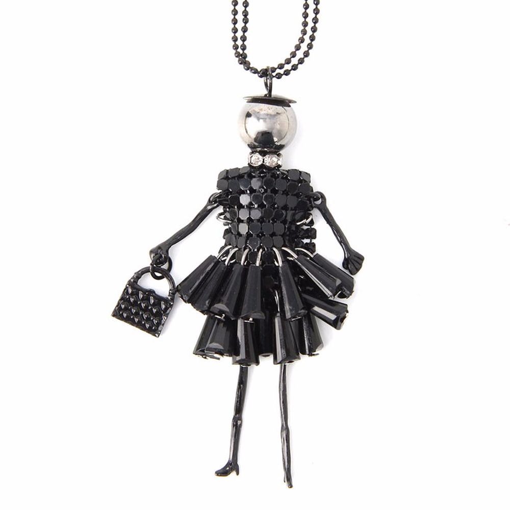 Anhänger putzige Puppe mit Handtasche und Hut - Kleid in in Schwarz mit Halskette
