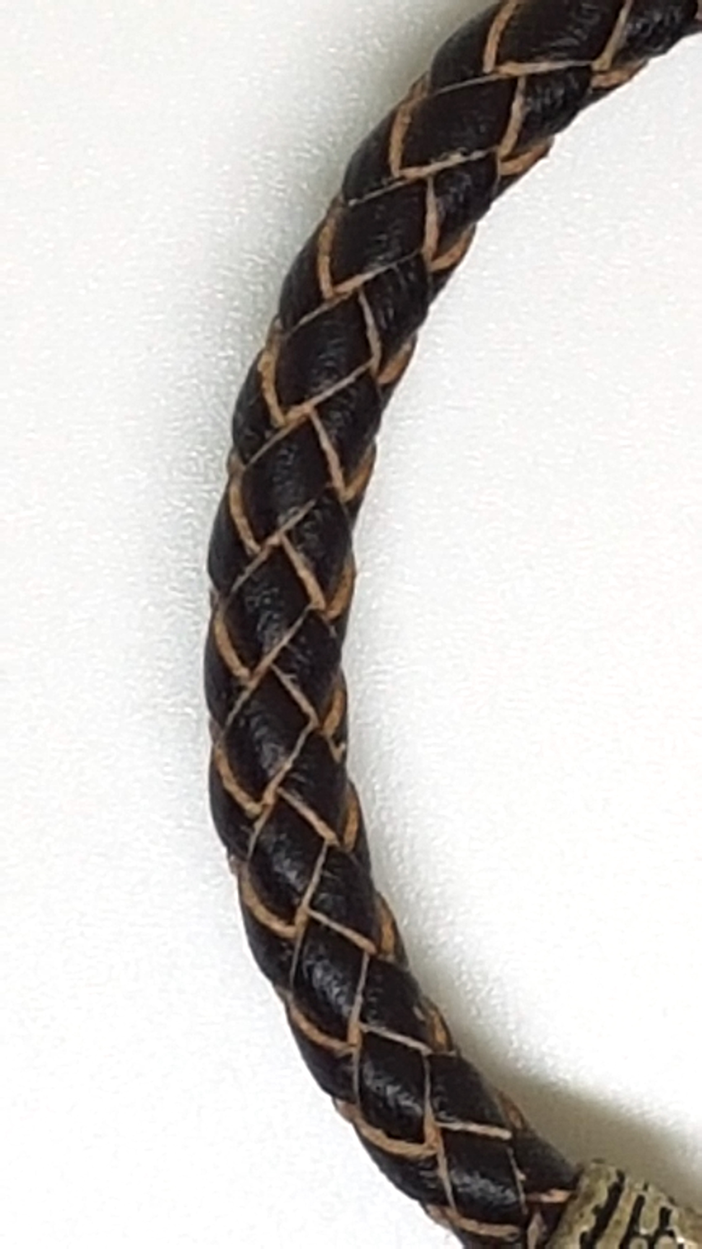 Armband aus echt Leder mit echten Olivin Steinen und Süßwasserperlen von Lanzarote (Handarbeit)