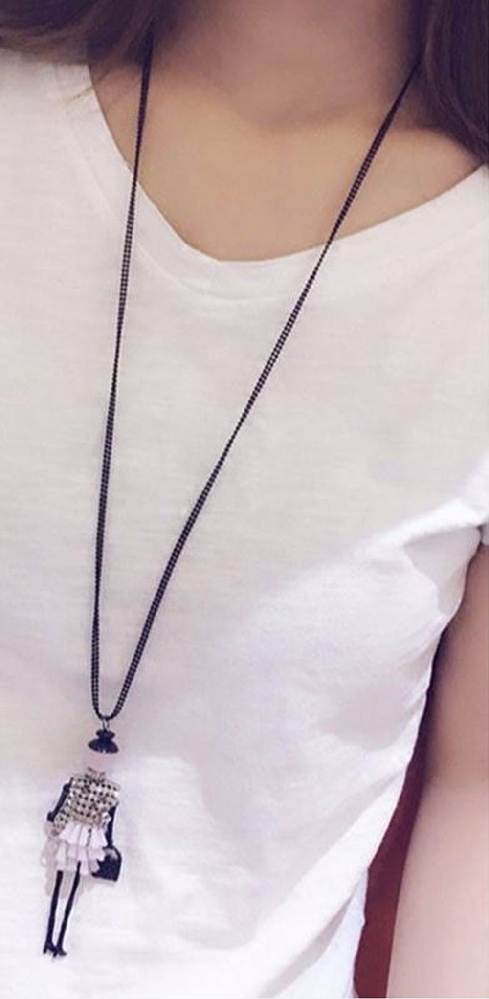 Anhänger putzige Puppe mit Handtasche und Hut - Kleid in Rot mit Halskette