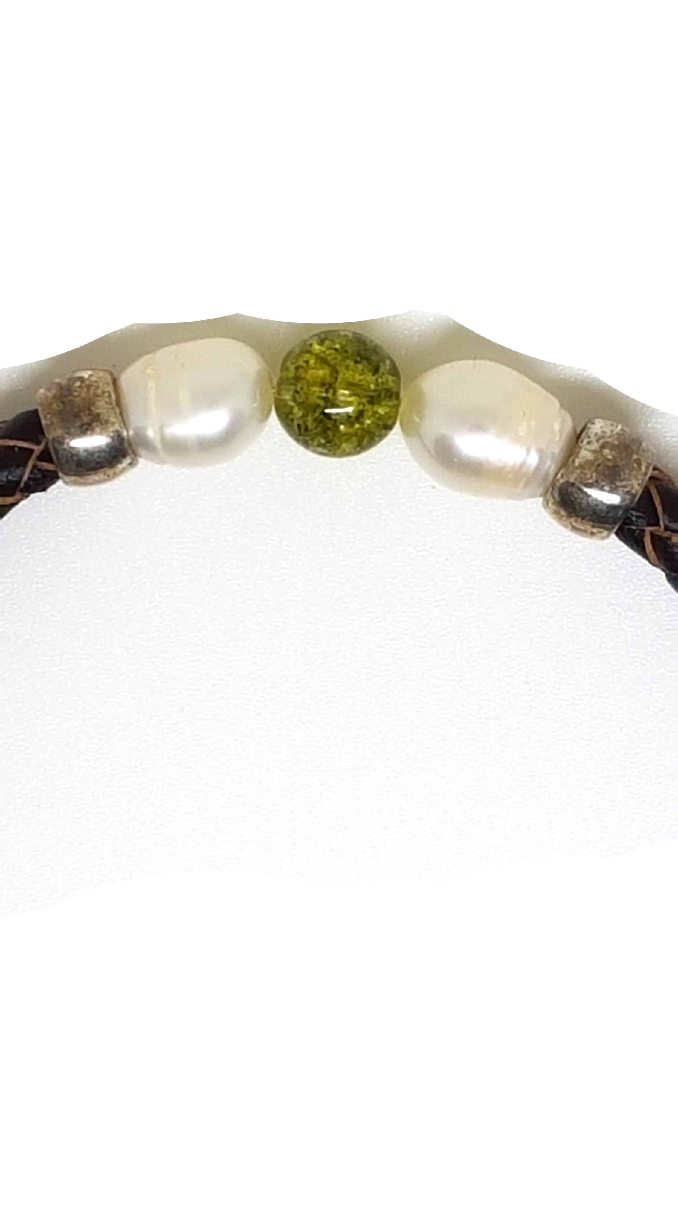 Armband aus echt Leder mit echten Olivin Steinen und Süßwasserperlen von Lanzarote (Handarbeit)